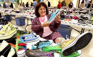 Americana de 63 anos Ai?? dona da maior coleAi??A?o de Converse do mundo!