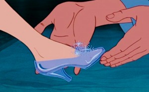 Stuart Weitzman investe em sapatinho de cristal!
